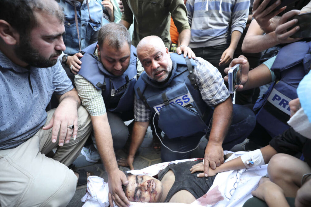 Un drame en direct : Le correspondant d’Al-Jazira à Gaza, Wael Al-Dahdouh, effondré par la perte tragique de sa femme et de ses deux enfants