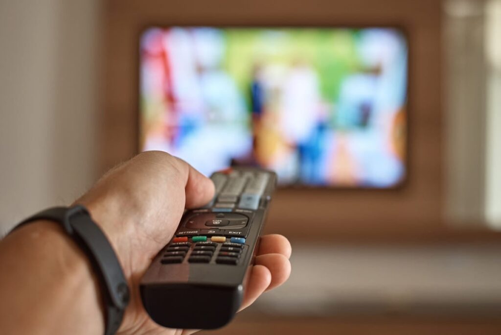 Découvrez le bouton secret sur votre télécommande qui peut vous faire économiser considérablement en énergie !
