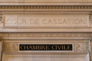 Le QPC rend possible l’obtention d’un contrat de travail pour les correspondants de presse : Découvrez les avantages extraordinaires qui en résultent !