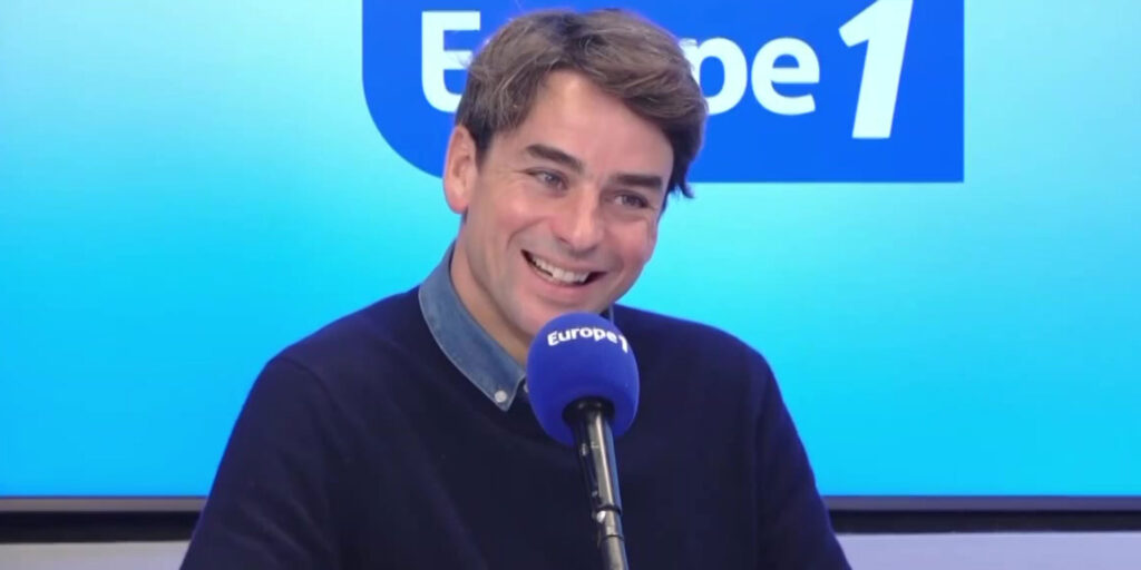 Plongez au cœur de l’actualité avec Julian Bugier, le charismatique journaliste du JT de 13h sur France 2 !
