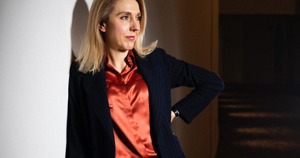 Sibyle Veil, la pdg de Radio France, lance un essai percutant pour sauvegarder l’écoute face à la déroutante ‘société du lâcher-prise’