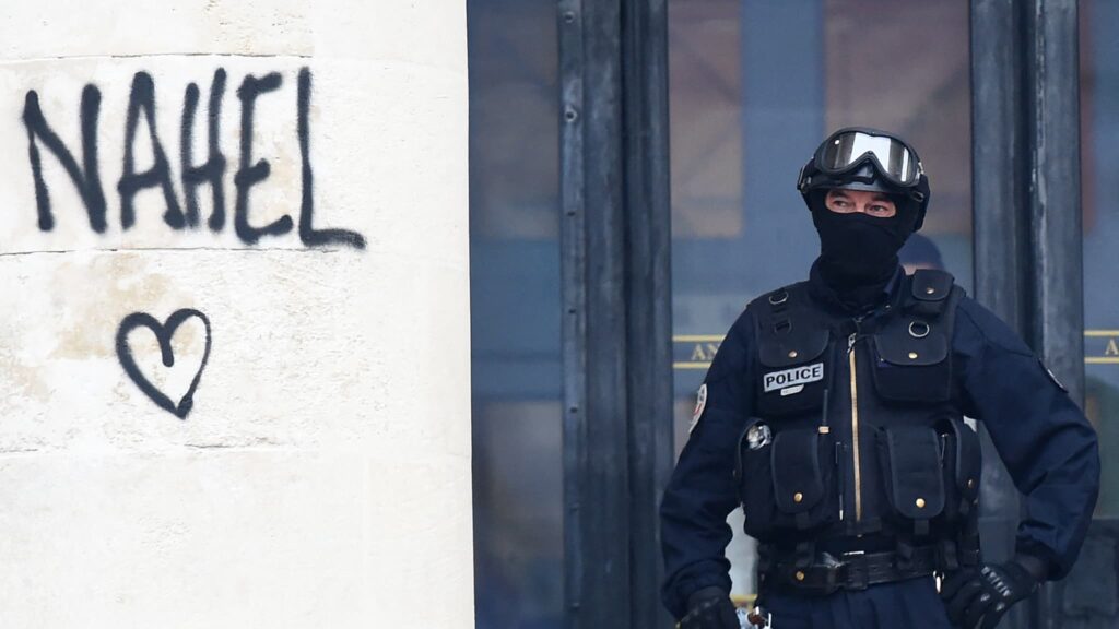 Une vigilance renforcée autour du domicile du policier après sa libération – Découvrez les mesures prises pour assurer sa sécurité
