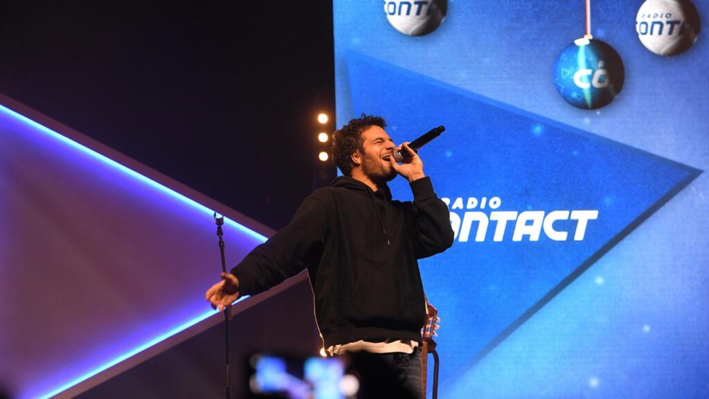 Amir embrase Wallers lors d’un concert VIP sensationnel organisé par Radio Contact