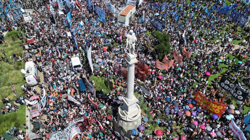 Argentine : La population descend dans la rue pour s’opposer au « mégadécret » dérégulateur du nouveau président