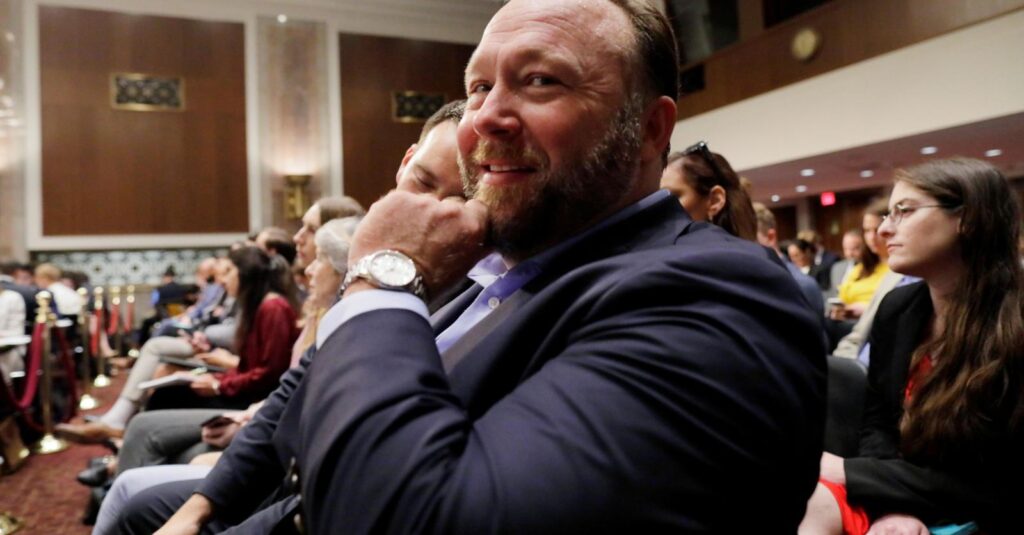 Elon Musk renouvelle l’accueil à Alex Jones, suscitant l’intérêt sur la plateforme X.