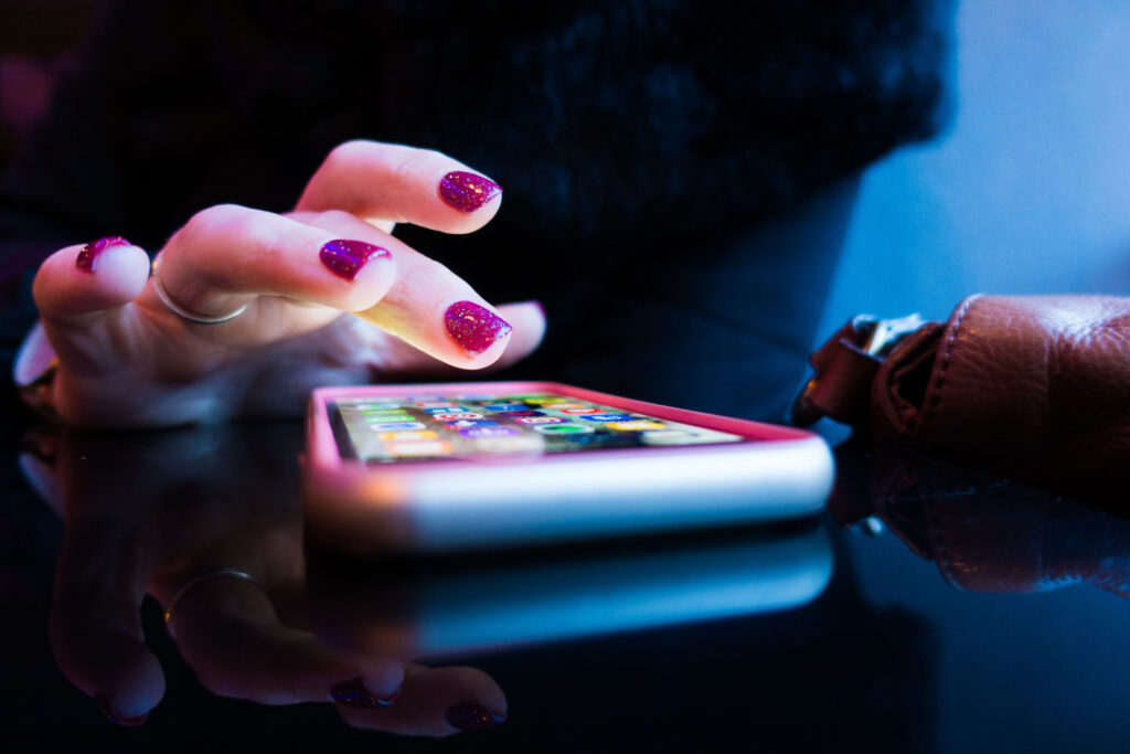 La relation entre les Français et les marques sur les réseaux sociaux : Lisez comment les comportements des consommateurs évoluent !