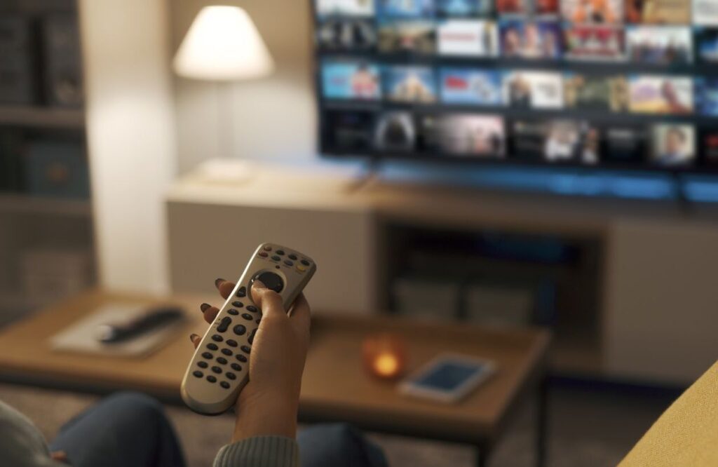 La télévision en péril : Comment les nouvelles plateformes et usages menacent-ils son avenir ?