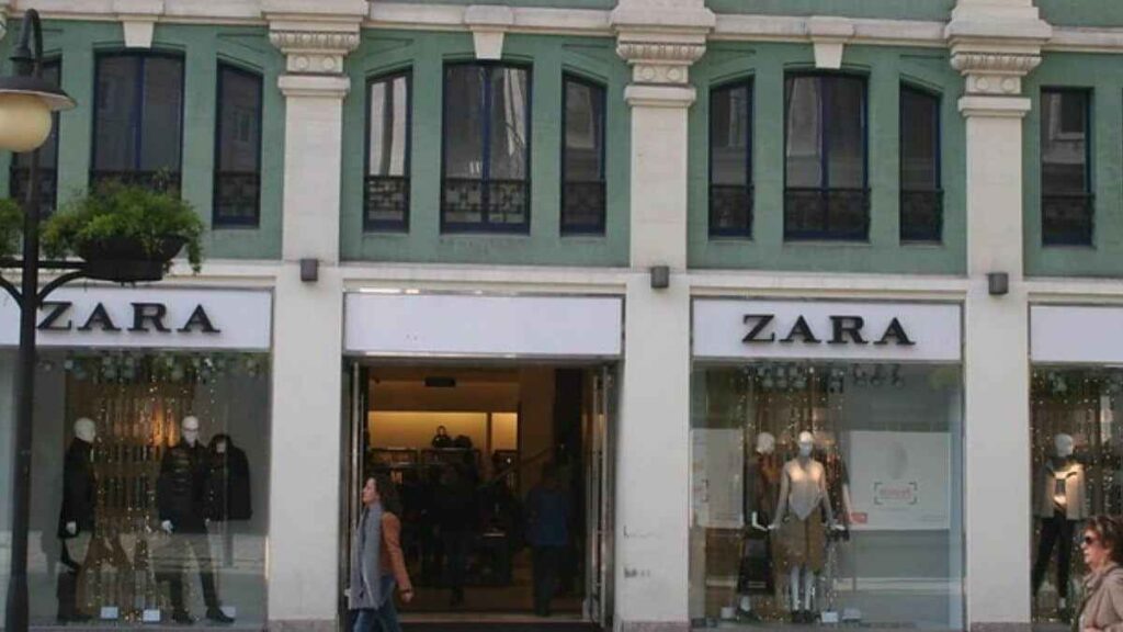 Le cardigan ultra chic de Zara s’empare des réseaux sociaux : zoom sur le nouveau phénomène mode!