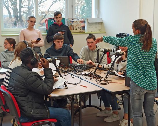 Plongez dans le monde passionnant du journalisme : les élèves du lycée deviennent de véritables reporters!