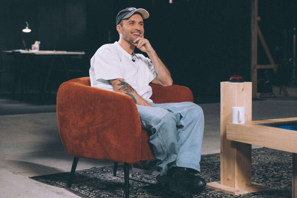 Plongez dans les coulisses de l’univers digital avec Hugo Travers dans son épisode exclusif de l’« Interview face cachée » : rencontre choc avec Squeezie, une autre icône des réseaux sociaux !