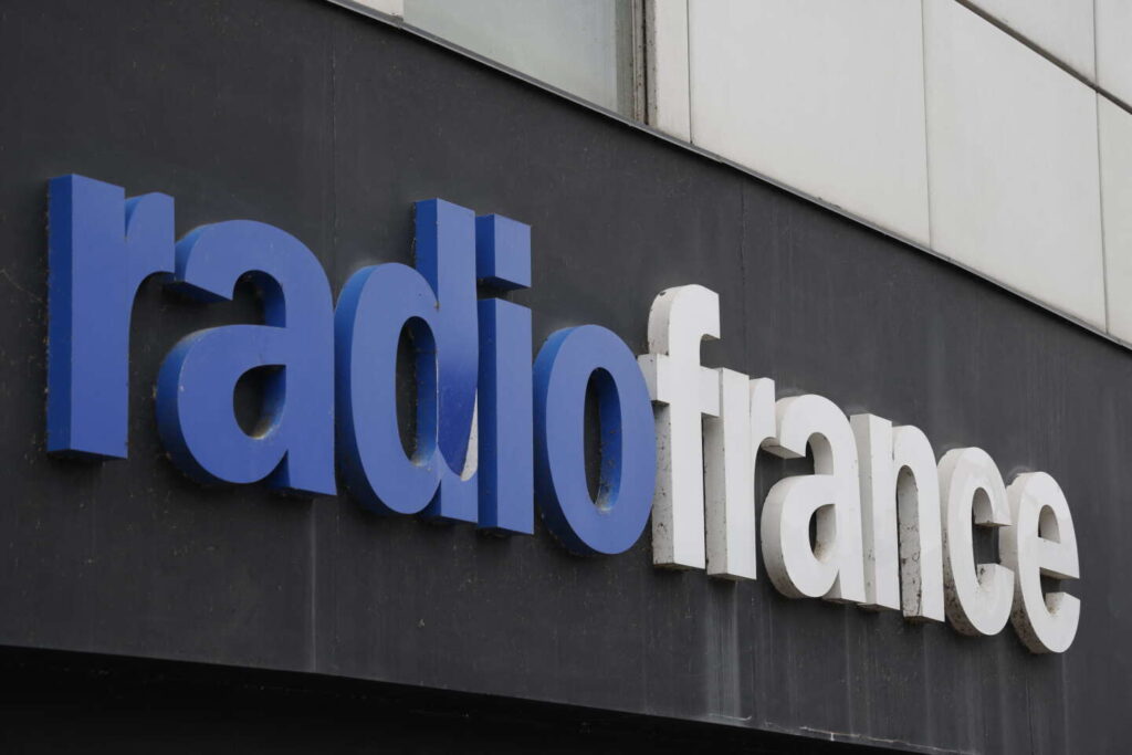 Radio France s’empare enfin d’une affaire brûlante : la traque d’un mystérieux compte anonyme sur X