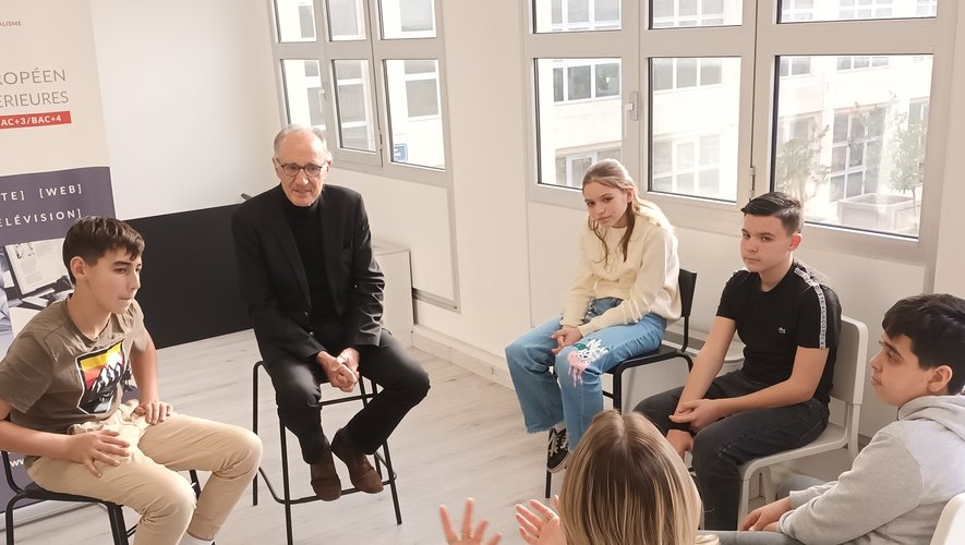 Rencontre exclusive entre les collégiens et le célèbre journaliste Jean-Marie Bayle : découvrez les secrets de sa plume captivante !