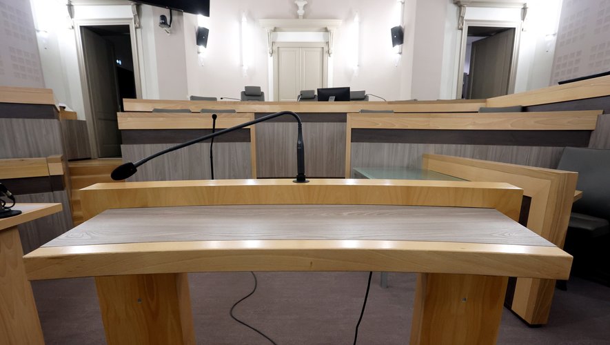 Un acte de violence effroyable : il attaque sa victime avec une télévision et une chaise pliante jusqu’à l’extrême!