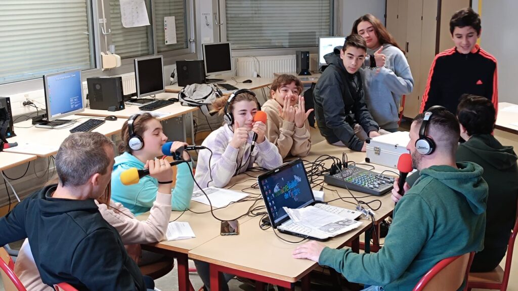 Comment la radio fait vibrer les élèves du collège Georges-Brassens : un outil incontournable pour leur épanouissement !