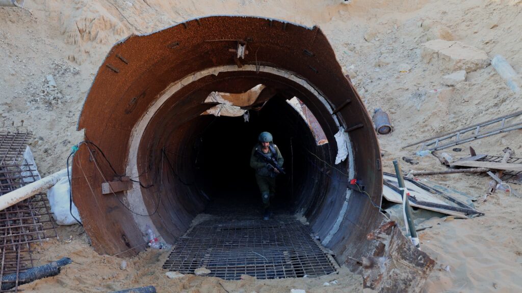 La stratégie sonore audacieuse d’Israël : La radio militaire diffuse dans les tunnels du Hamas pour contrer leurs actions souterraines !