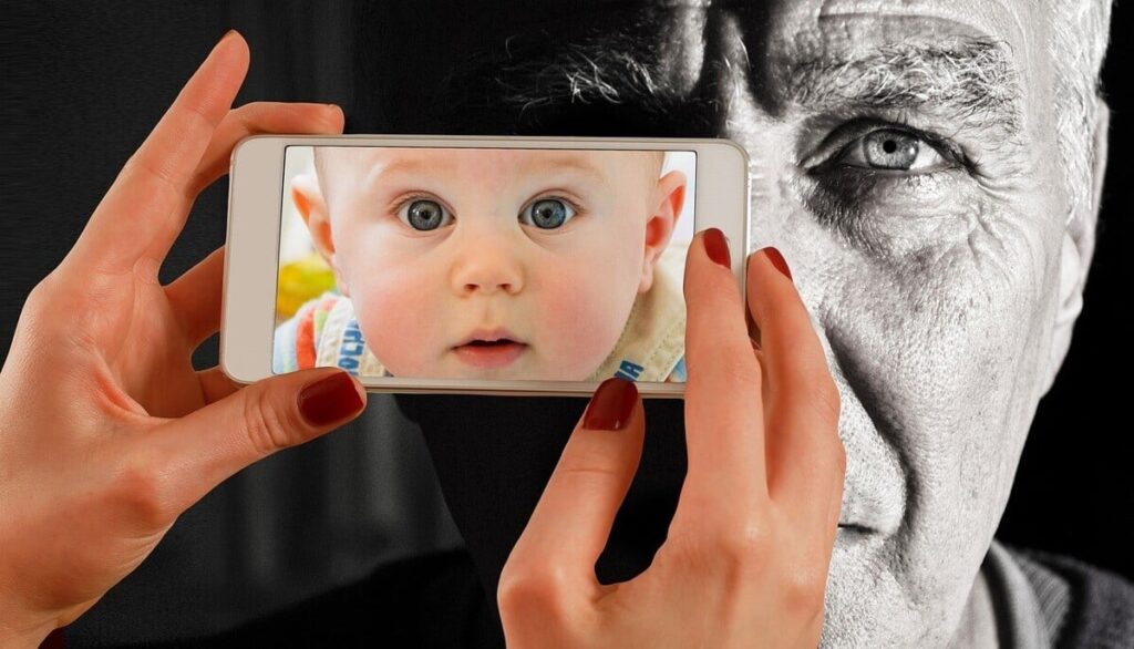 Les « vieux » dépassent les stéréotypes : accros aux mobiles et aux réseaux sociaux, découvrez leur engagement digital !