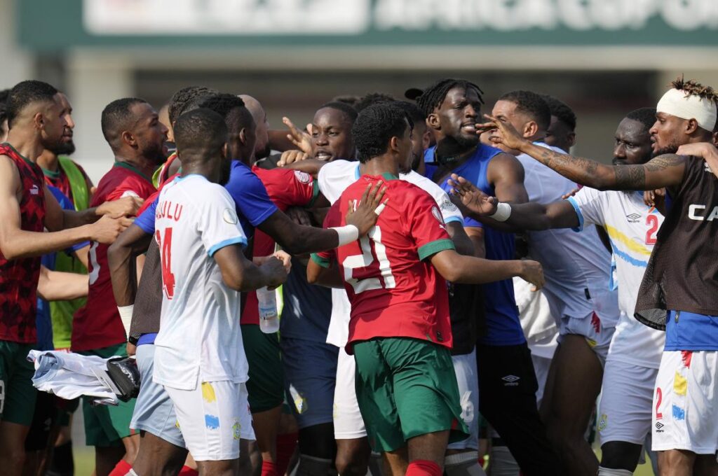L’incroyable affaire Regragui-Mbemba : quand les réseaux sociaux fabriquent une histoire sensationnelle de toutes pièces | TV5MONDE