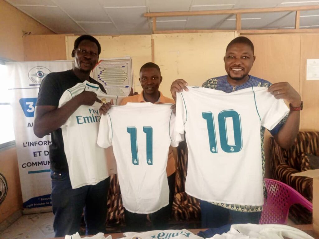 Alladoum Djarma Balthazar, conseiller national, soutient la presse écrite en faisant don de maillots de football ! Ne manquez pas cette belle initiative sportive !