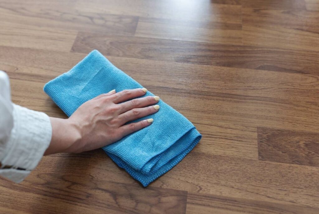 Découvrez comment une astuce virale sur les réseaux sociaux peut redonner vie à un parquet en bois taché !