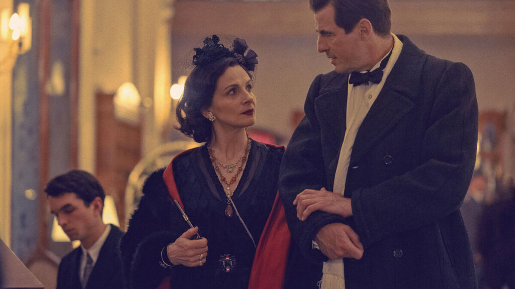Découvrez l’histoire fascinante de Dior et Chanel pendant l’Occupation dans « The New Look » sur Apple TV+ !