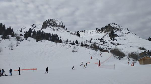 Dramatique évasion : deux courageux skieurs miraculeusement sauvés d’une avalanche dévastatrice sur une paisible piste bleue !