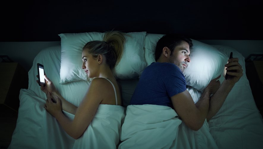Quand les écrans envahissent l’intimité : comment les séries, jeux, porno, et réseaux sociaux détruisent l’amour