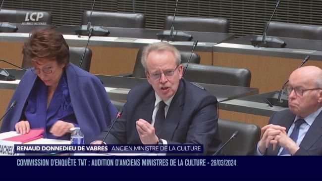 Doutes et réserves émis par d’anciens ministres de la Culture sur la création d’une holding pour l’audiovisuel public : découvrez leurs préoccupations !