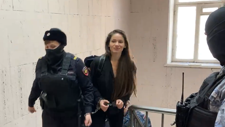 La tragique mort d’Alexeï Navalny : Une journaliste arrêtée après avoir filmé sa dernière vidéo incriminant Vladimir Poutine
