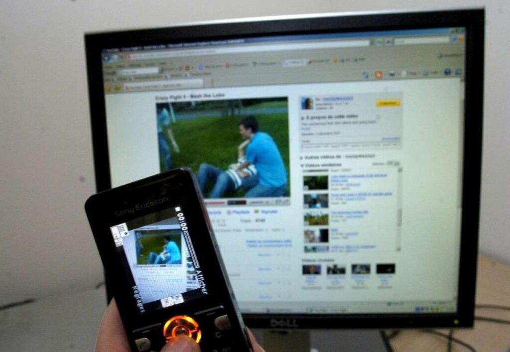 Le fléau en hausse : filmer et partager des agressions sur les réseaux sociaux, une tendance alarmante à surveiller de près
