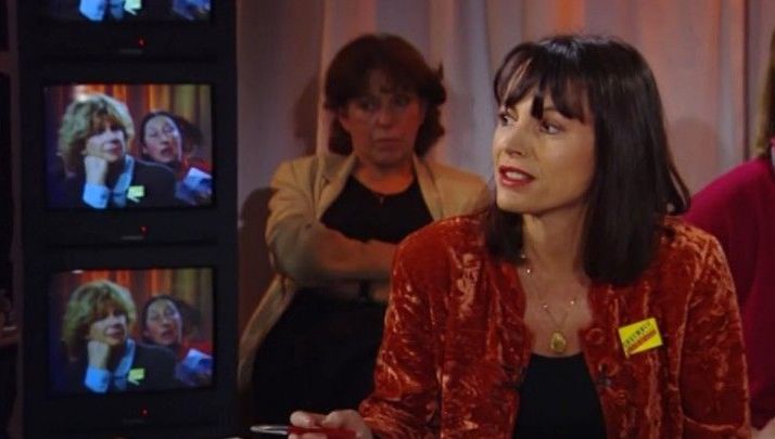 Plongez dans les coulisses captivantes des studios de radio et des plateaux de télévisions avec Laure Adler : un récit inédit du dynamisme intemporel !