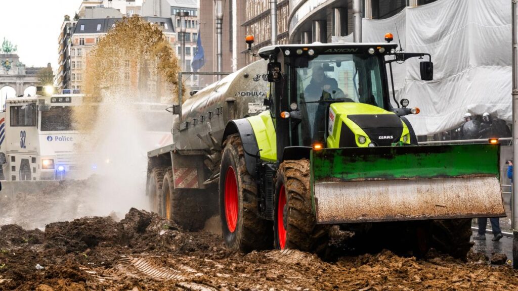 Tensions explosives lors de la manifestation des agriculteurs : un journaliste agressé en direct, suivez les derniers développements