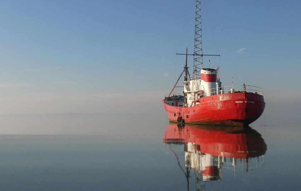Découvrez le phénomène musical qui a bravé les décennies : Radio Caroline célèbre 60 ans de révolution sonore !