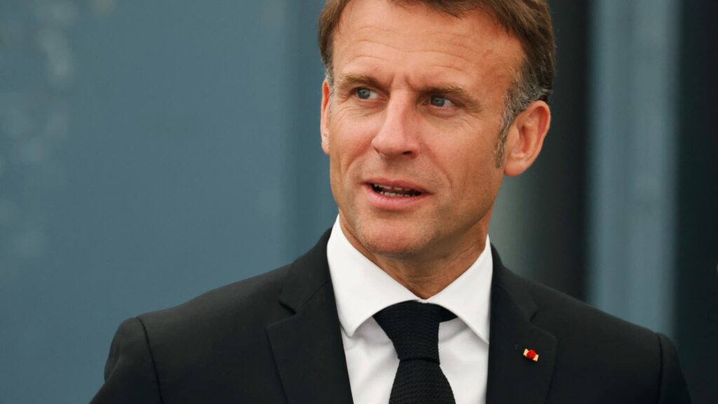 Macron à l’Assaut : Comment il Prévoit de Réhumaniser et Maîtriser les Réseaux Sociaux