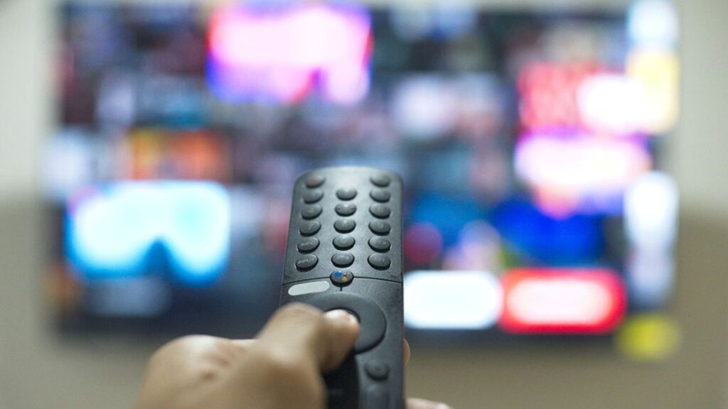 Quand la Presse Écrite S’invite à la Télé: Une Révolution Médiatique en Marche
