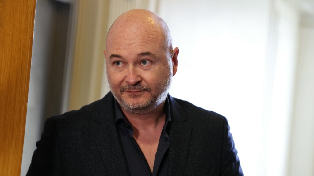 Sébastien Cauet : retour controversé à la radio malgré sa mise en examen pour viols