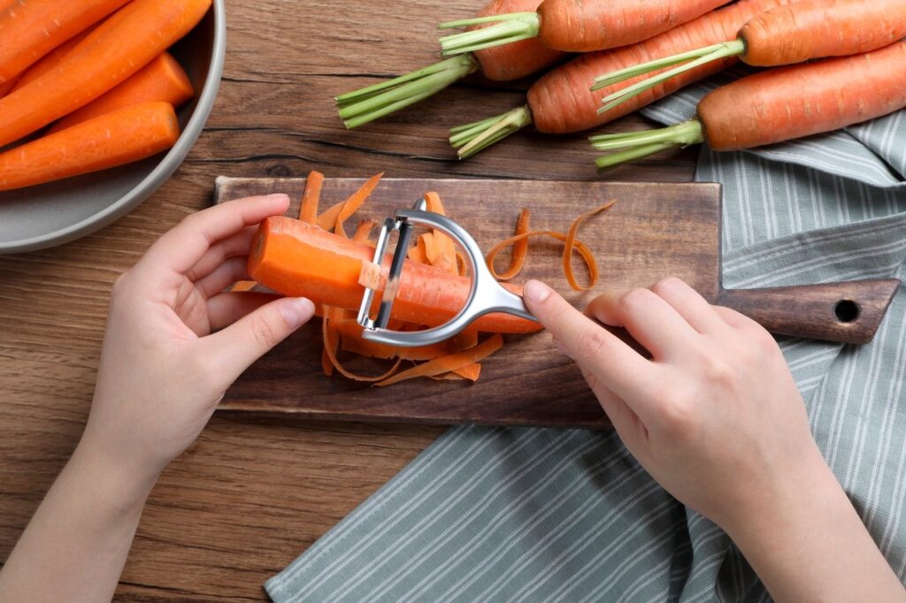 Découvrez l’étape cruciale après l’épluchage des fruits et légumes : votre santé en dépend !