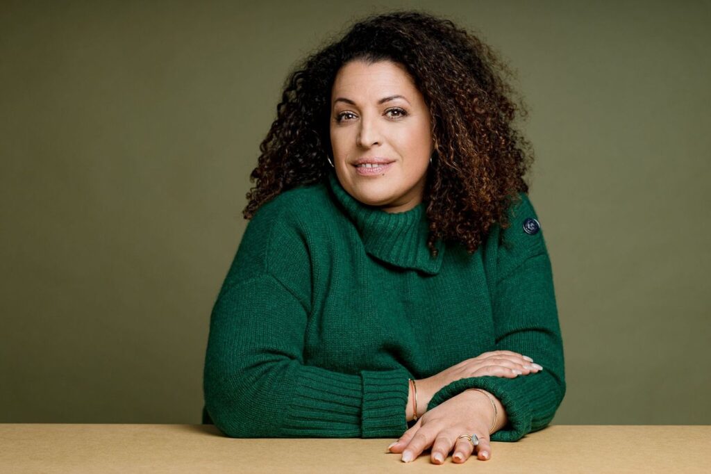 Nora Hamadi : Retour aux racines d’une banlieue métamorphosée