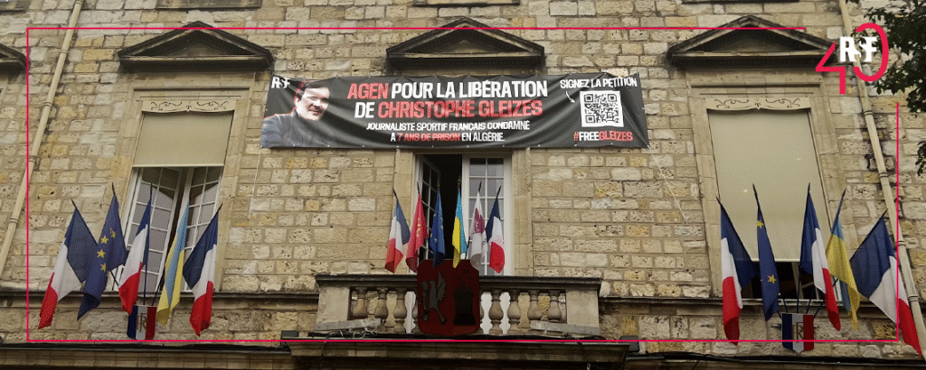 Une bâche géante en soutien au journaliste Christophe Gleizes déployée sur le fronton de la mairie d’Agen